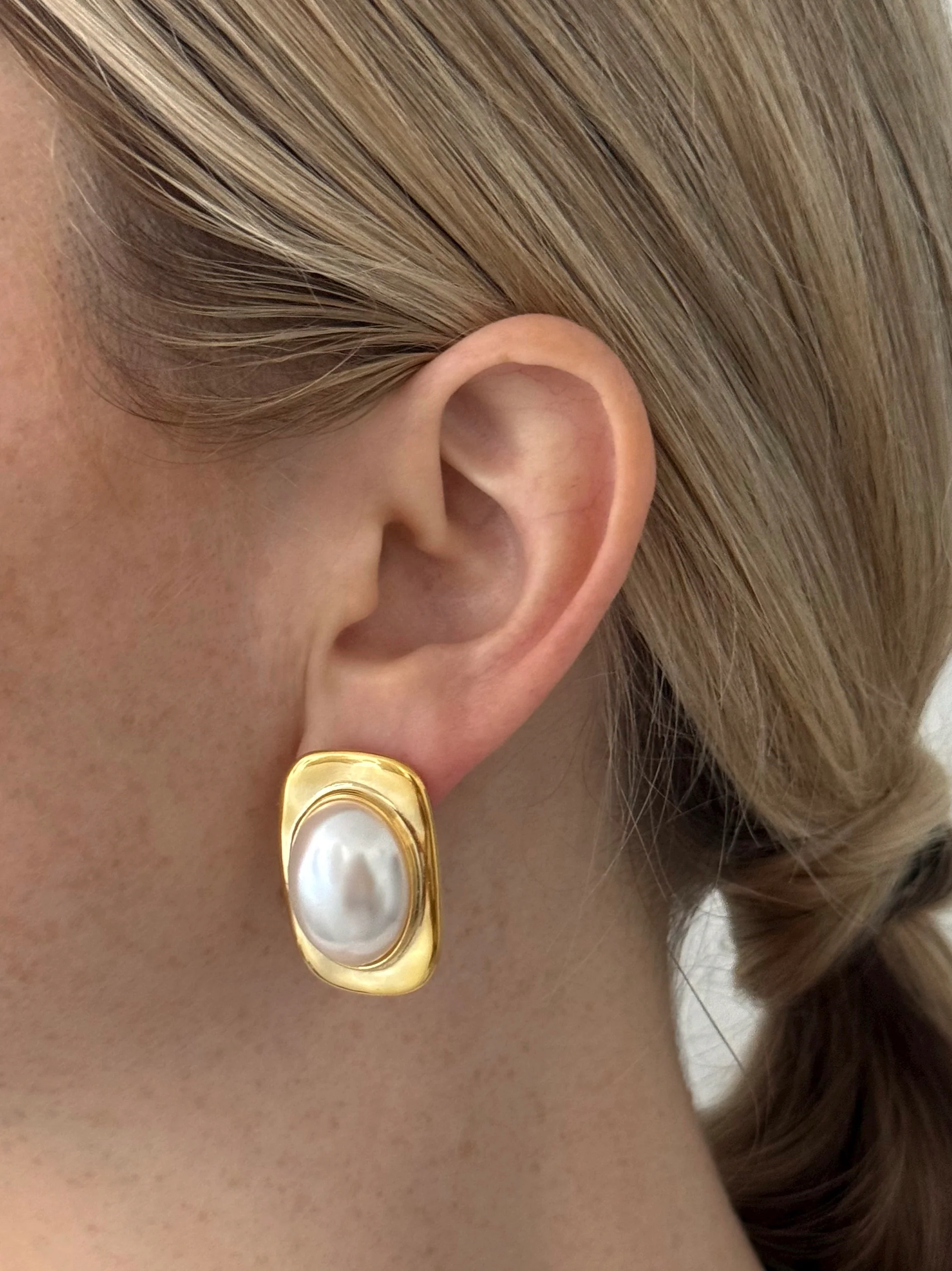 ALEXANDRA PEARL STUDS
