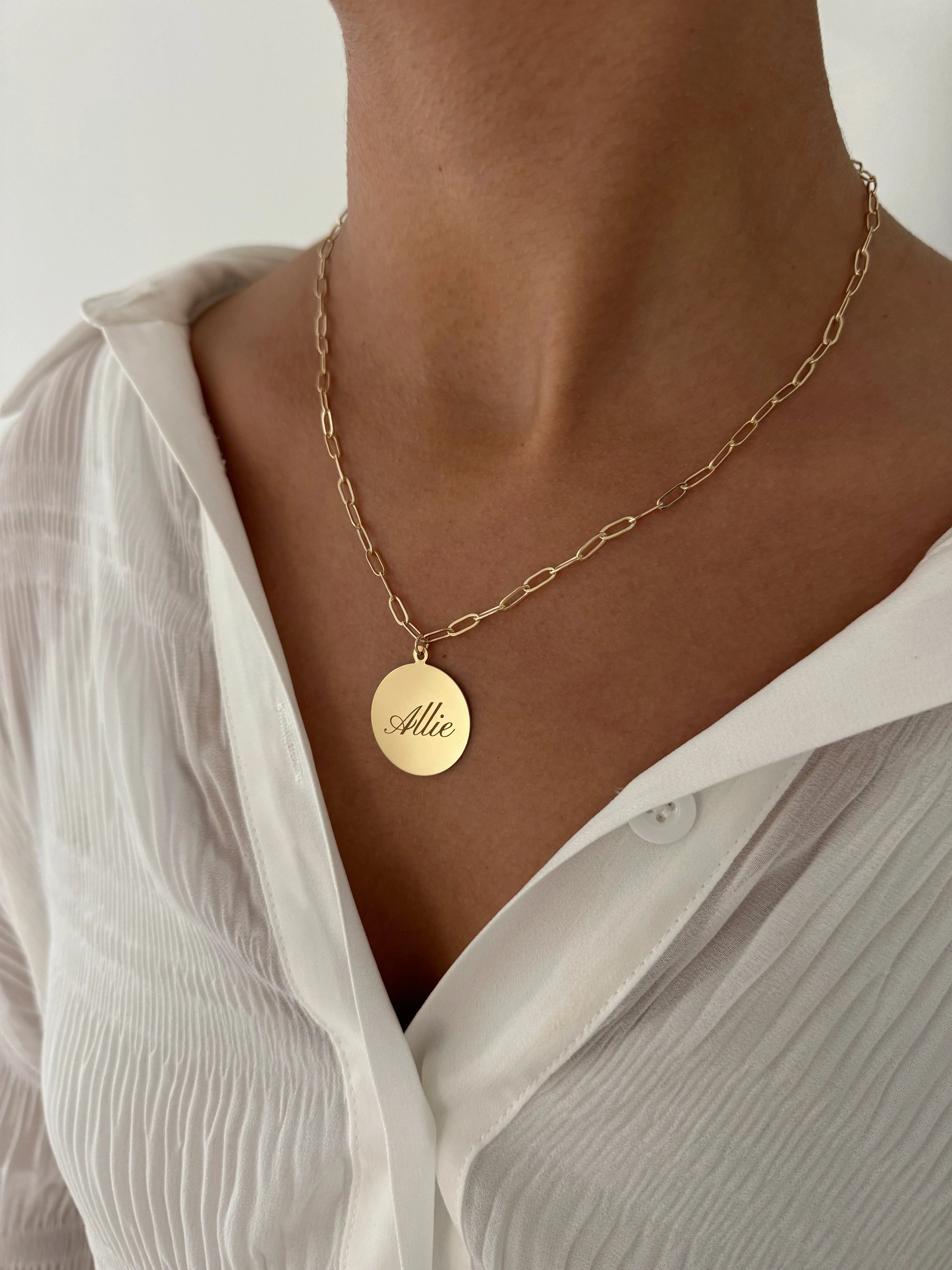 ENGRAVED CIRCLE NECKLACE - Image 4