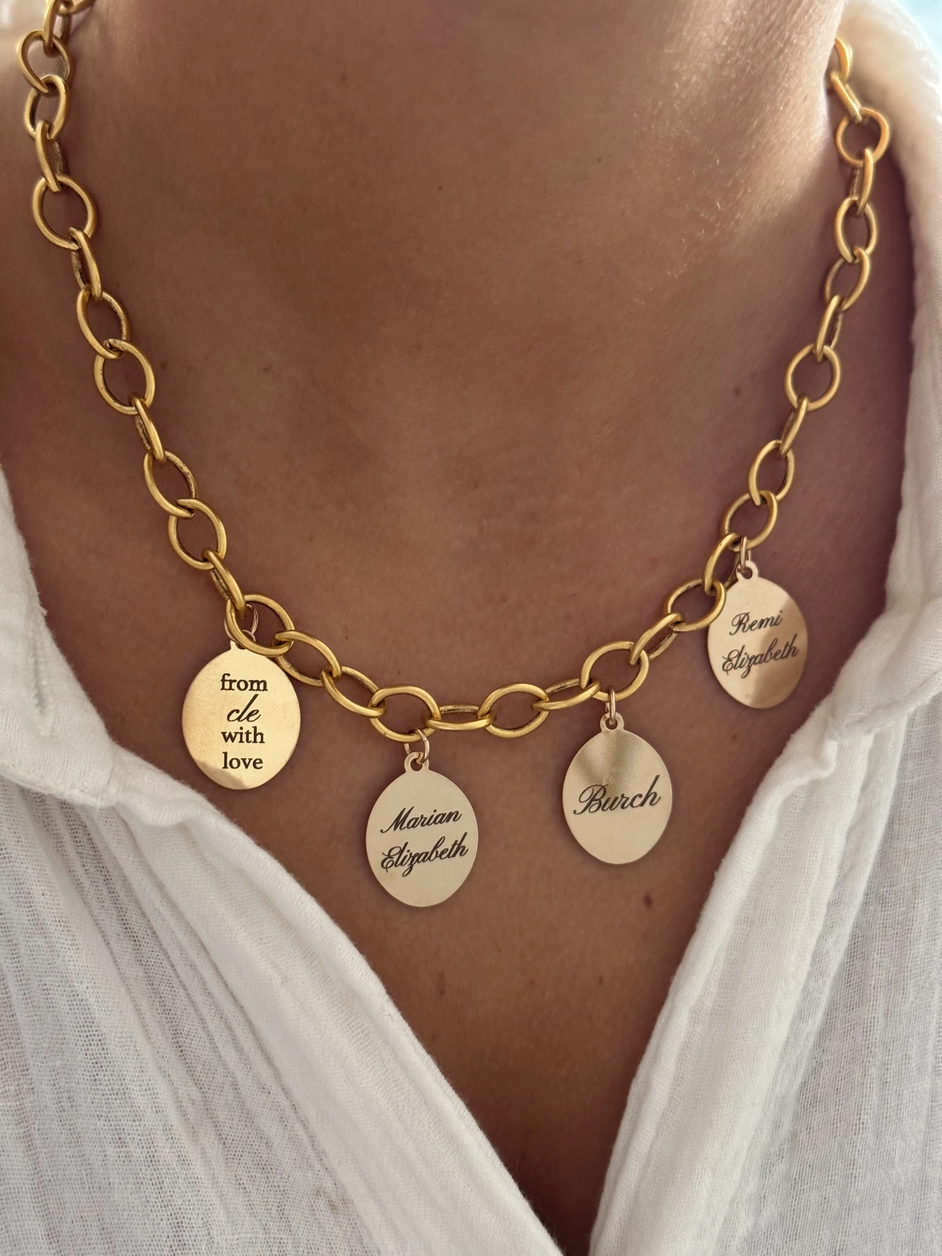 ENGRAVED ELIZABETH OVAL NECKLACE - Image 2