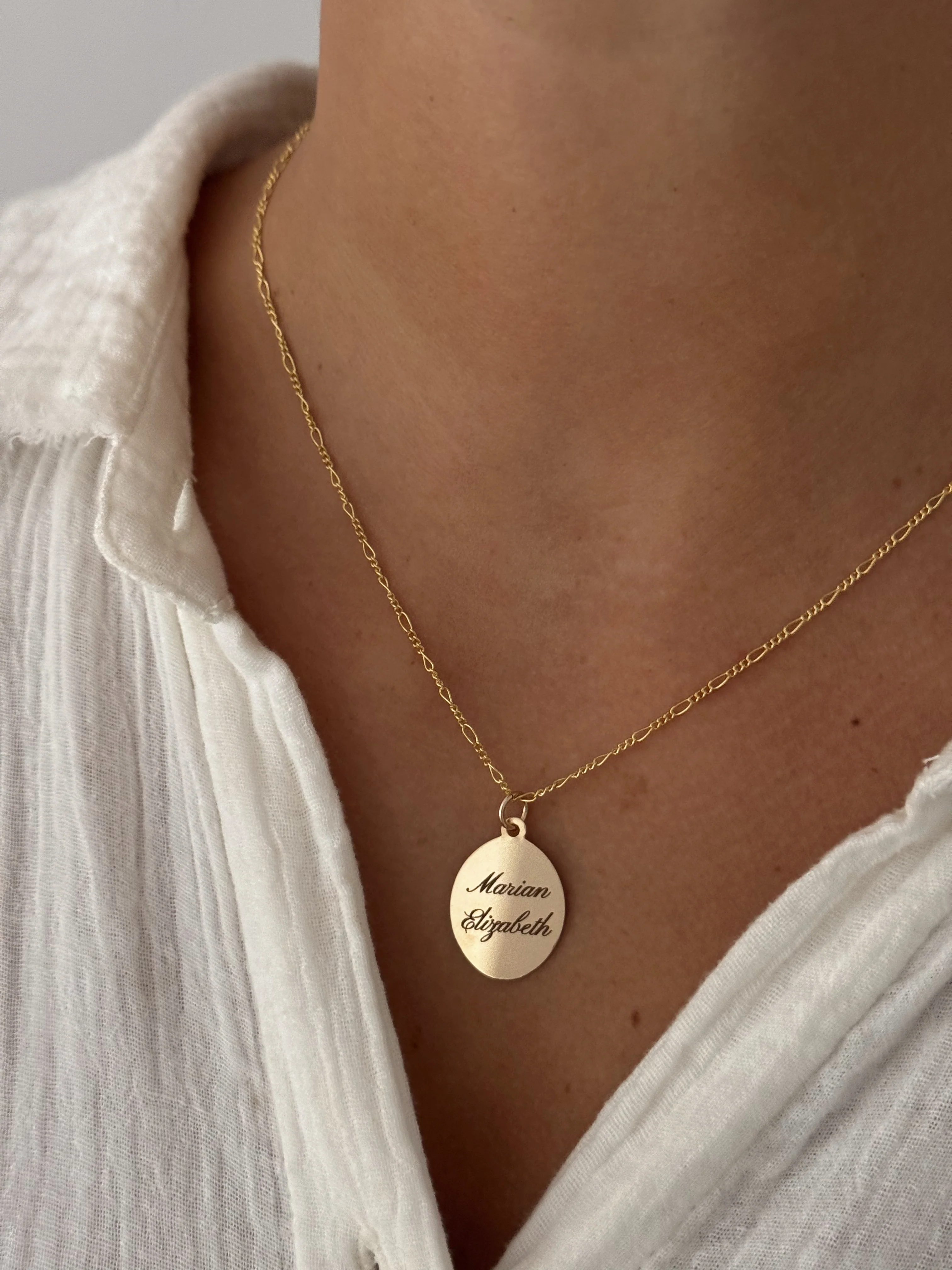 ENGRAVED ELIZABETH OVAL NECKLACE - Image 3