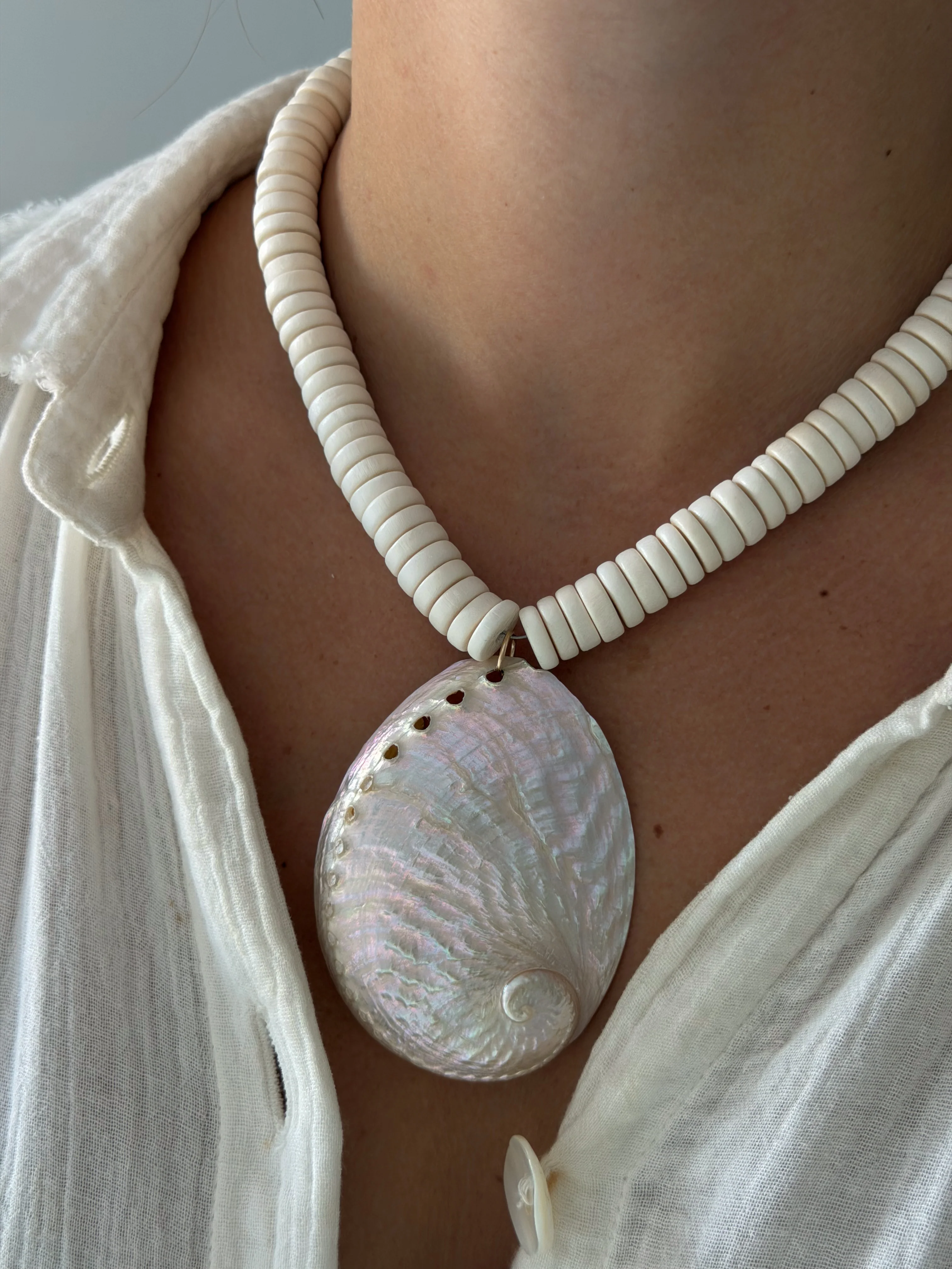 MAXI SHELL NECKLACE