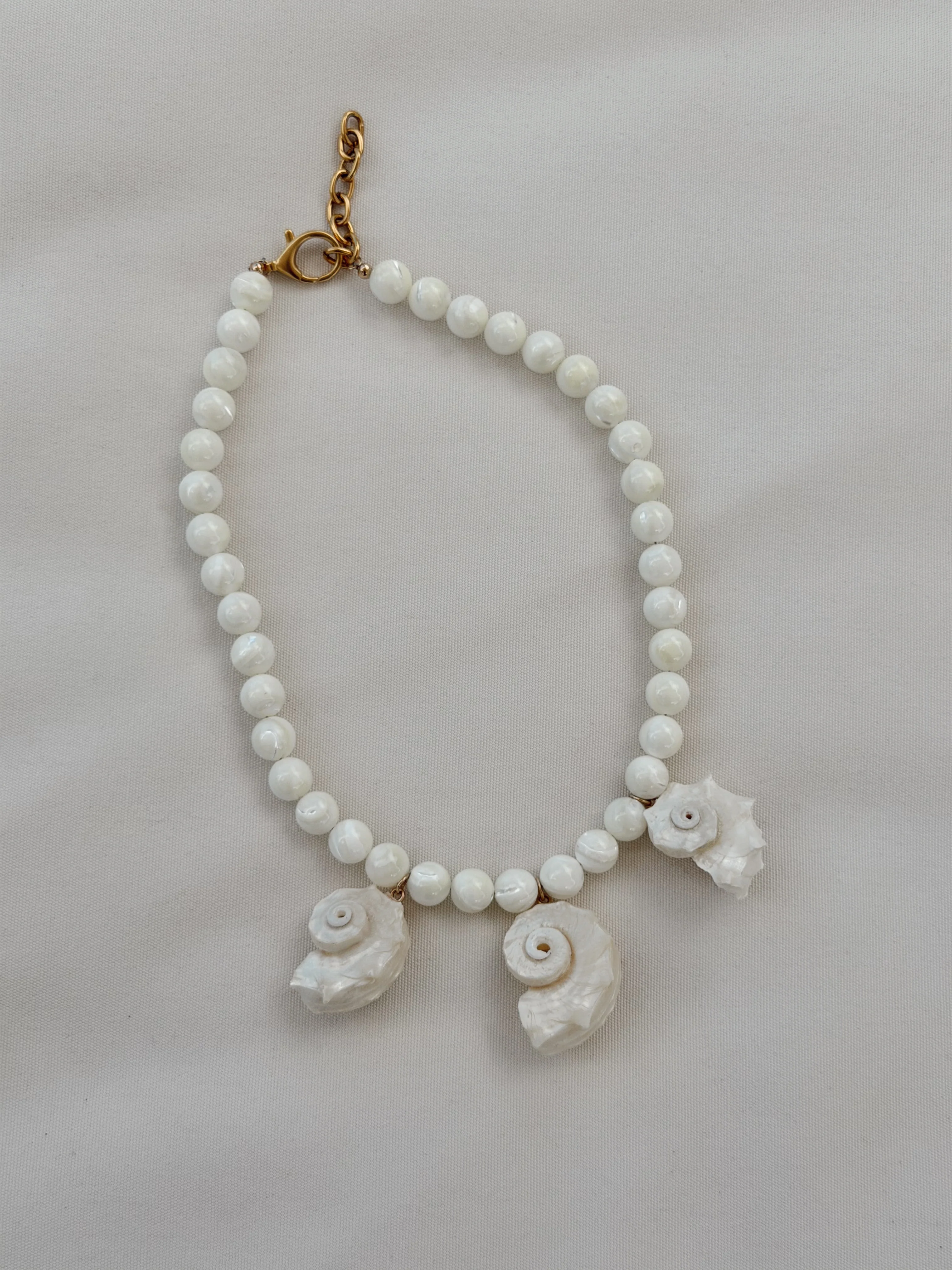 SHELL TRIO NECKLACE - Image 2