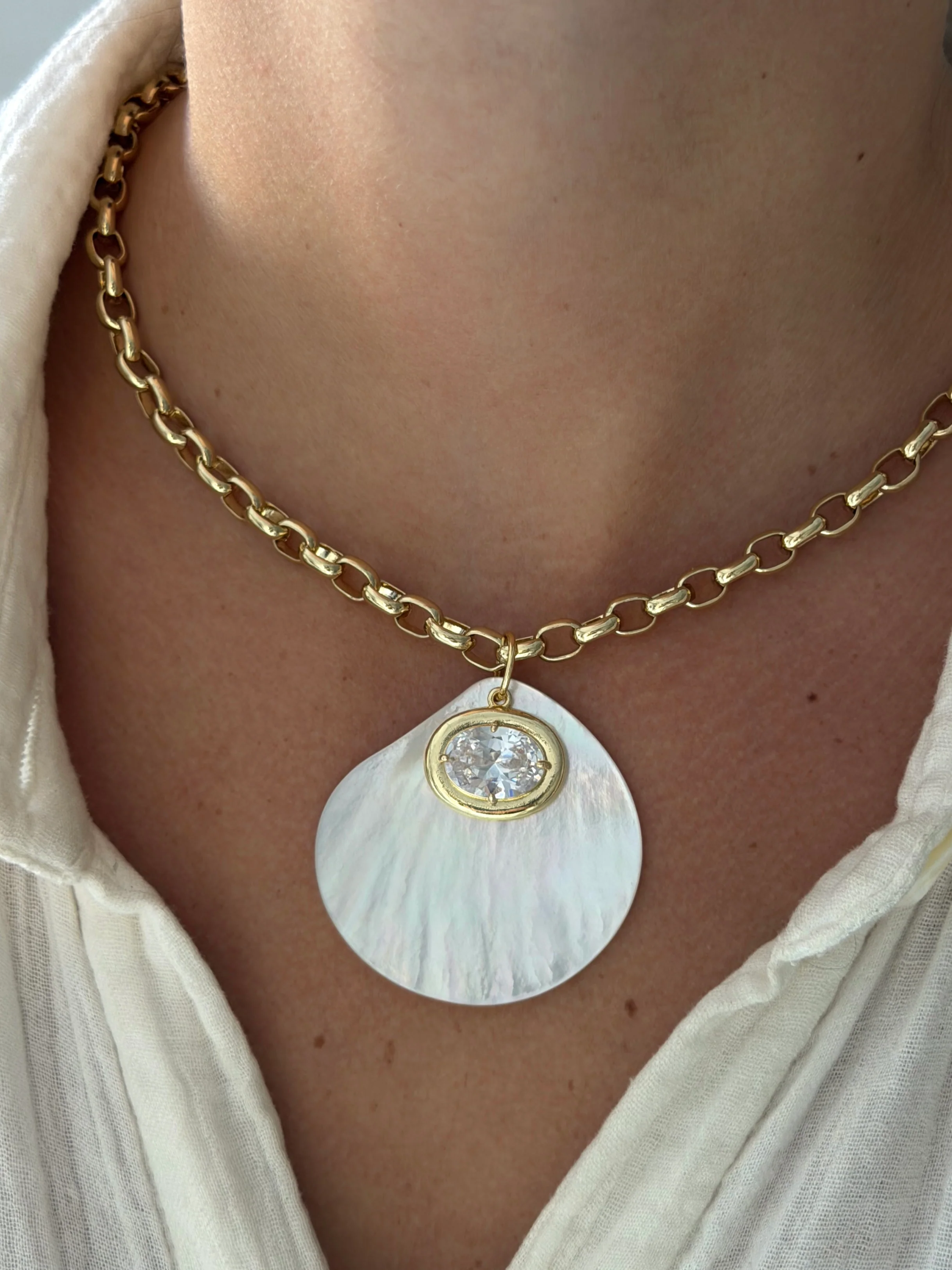STEPH SHELL NECKLACE