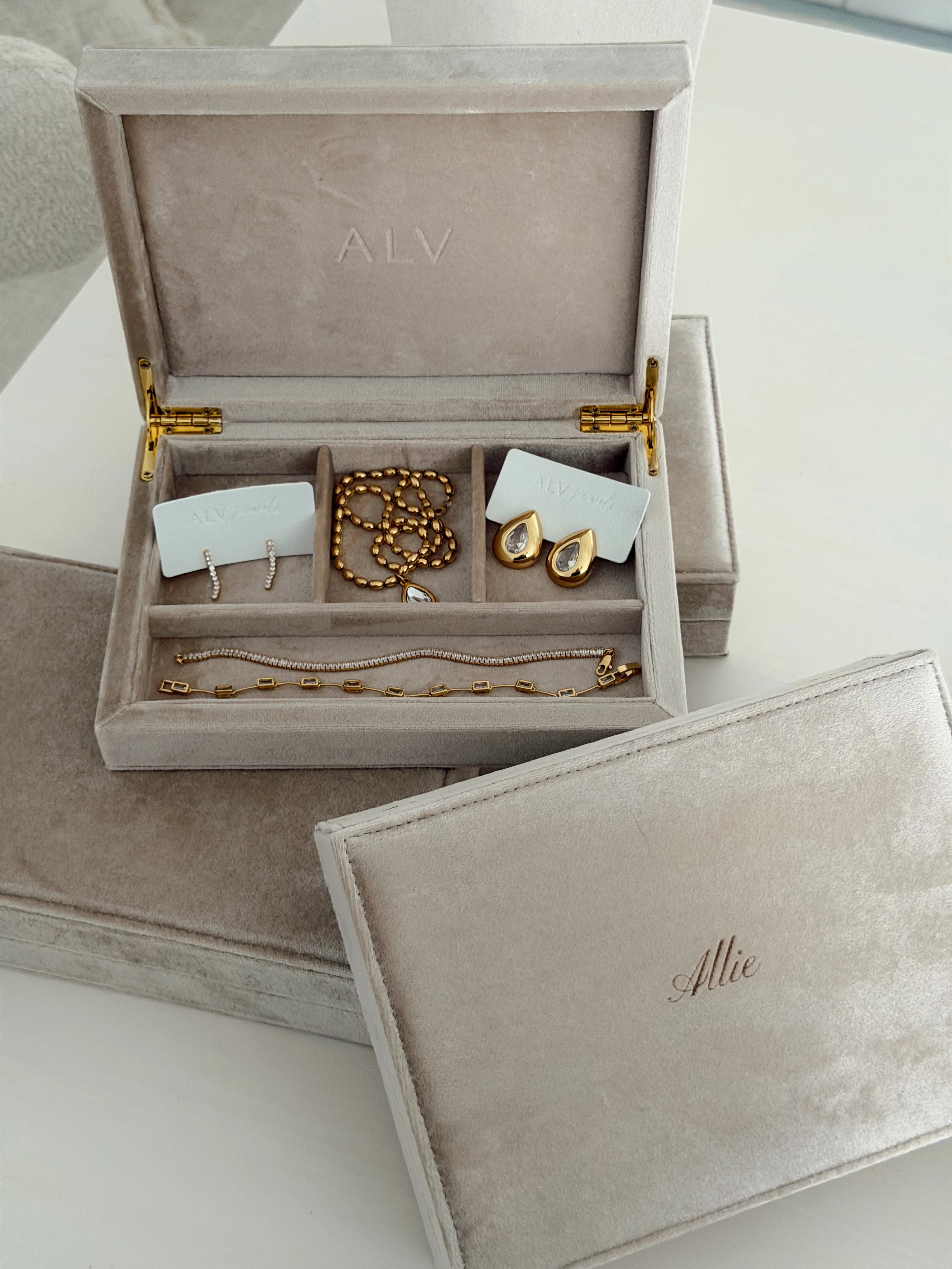 THE JEWELRY BOX