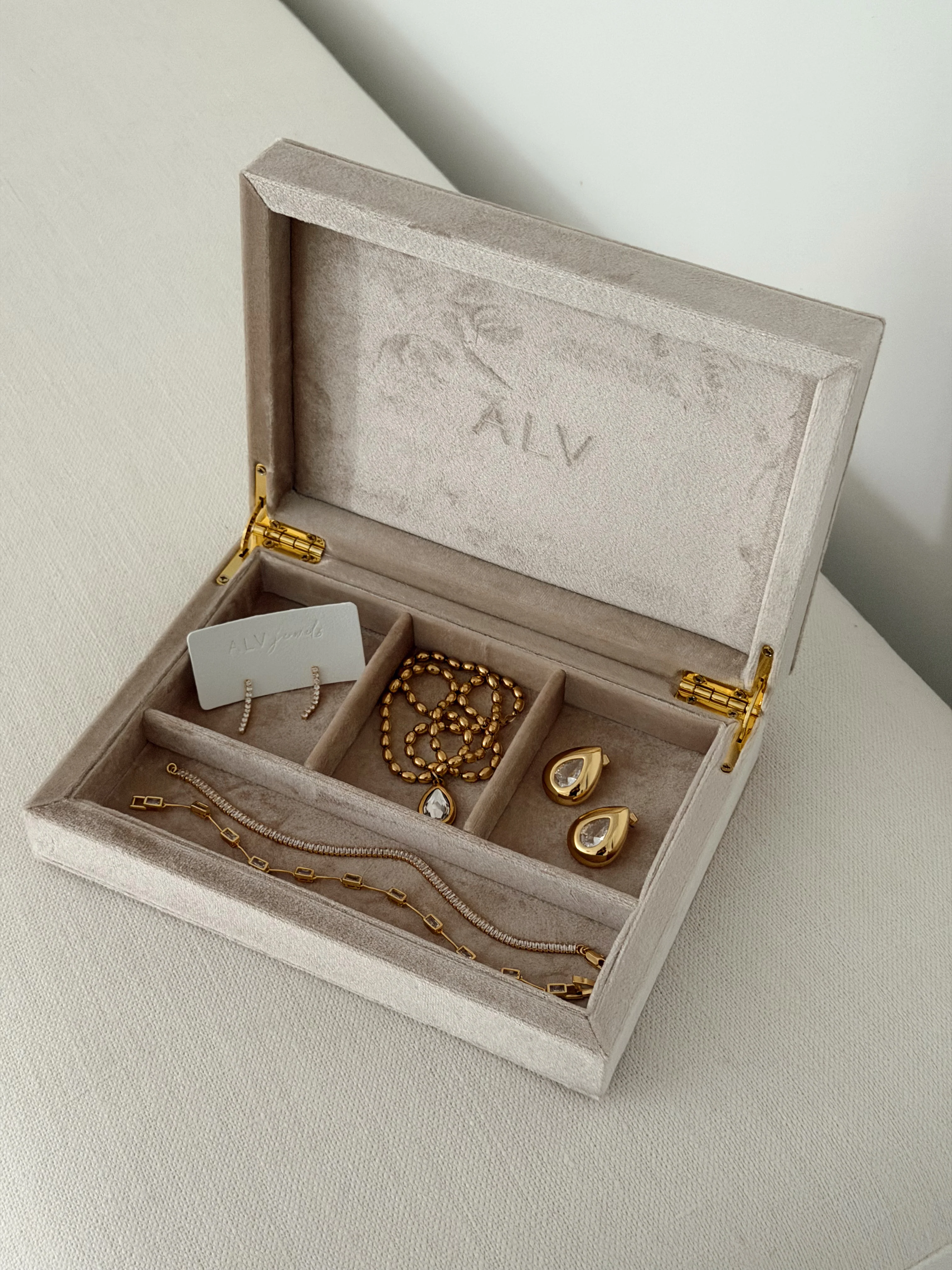 THE JEWELRY BOX - Image 2