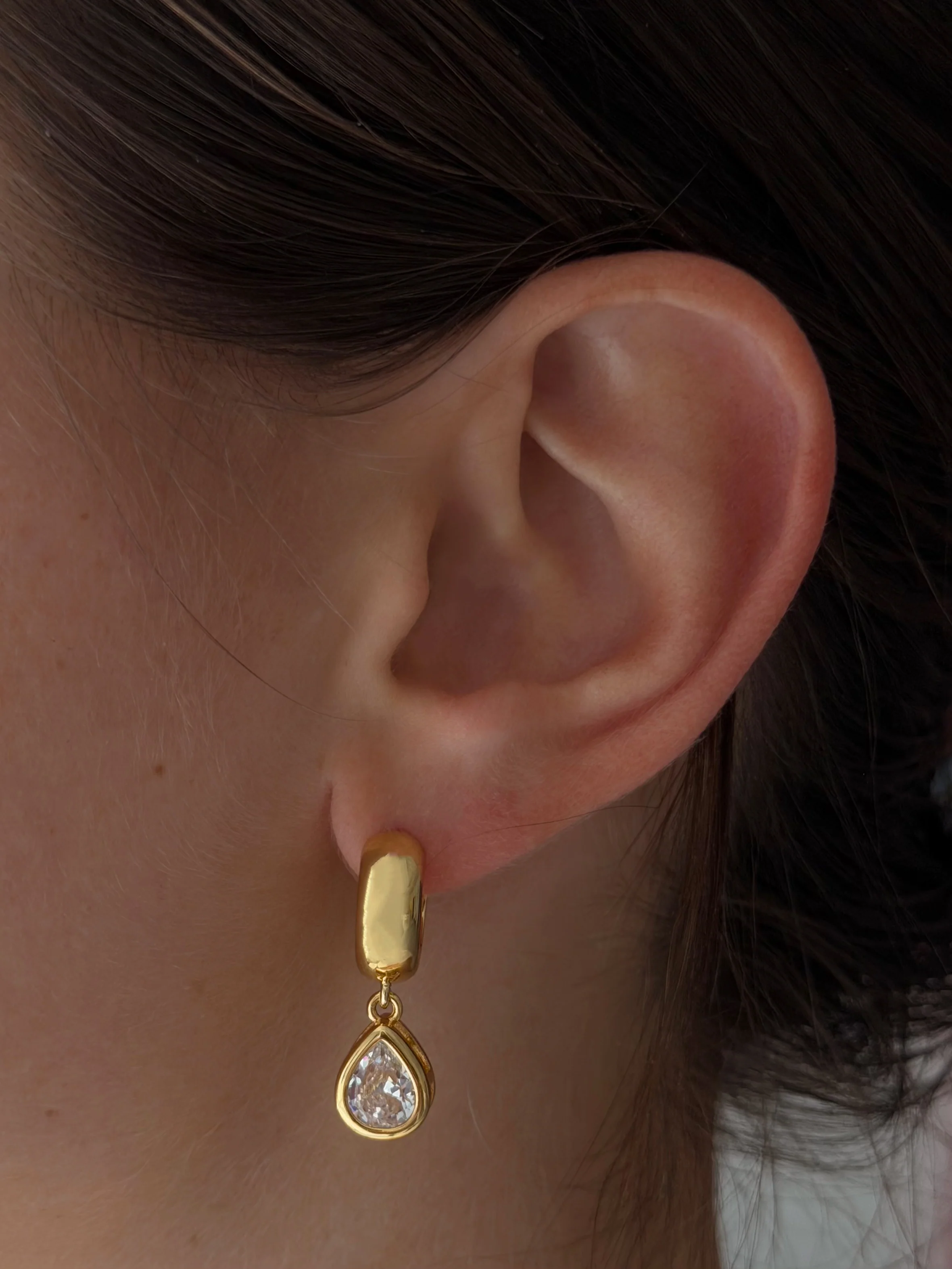 WIDE PEAR HUGGIE HOOPS